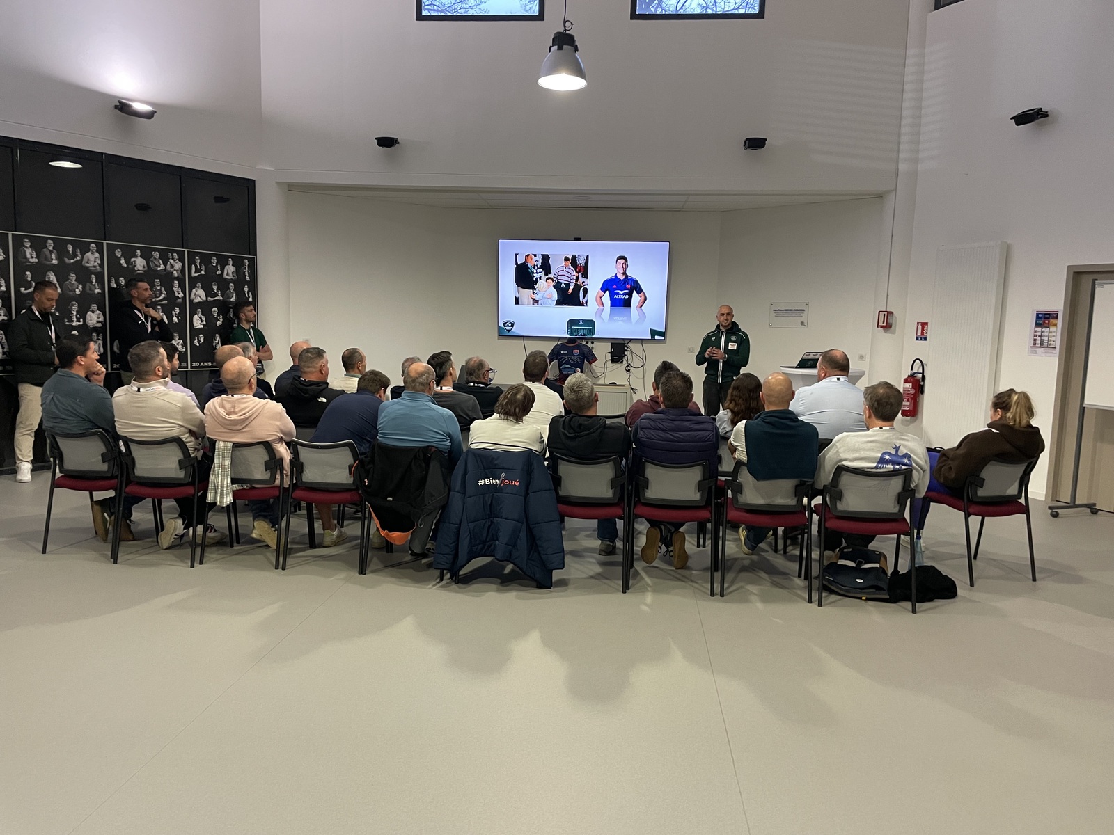 Instersport Pau-Bizanos dans la mêlée