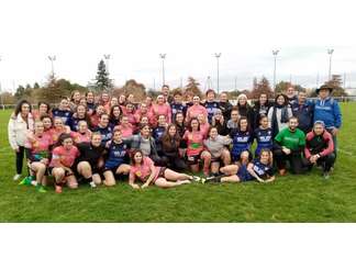 Les deux équipes unies après la rencontre Bera Bera en bleu, Rugby Féminin Peyrehorade Chalosse Tartas