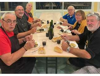 L'équipe Restauration, toujours de bonne humeur et au grand complet en pleine dégustation du salmis de palombe - pâtes.